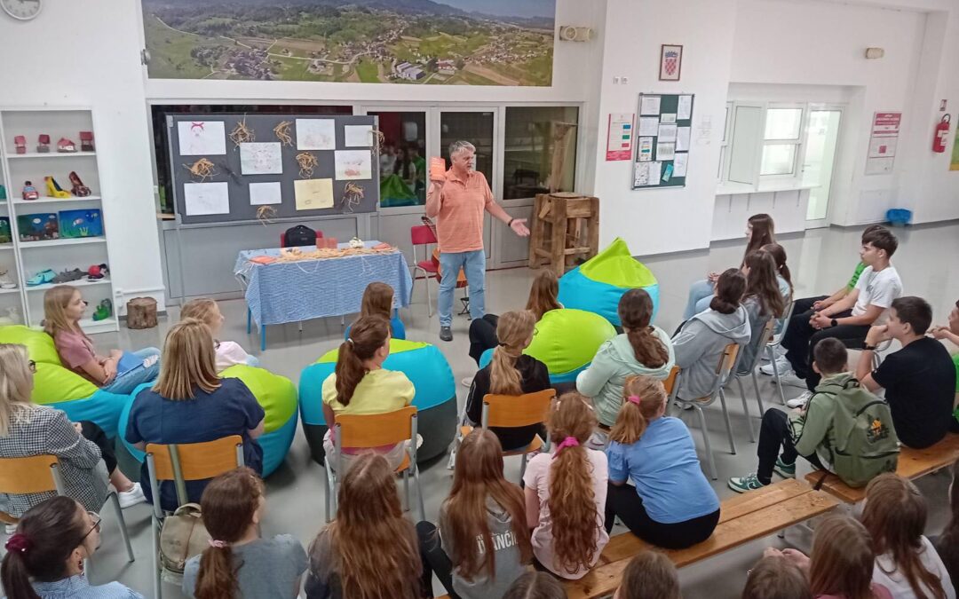 Susret s književnikom Darkom Pernjakom u Salinovcu