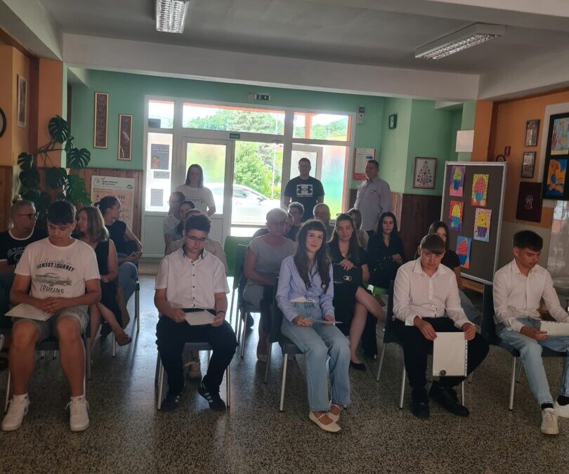 Podjela svjedodžbi osmašima u Područnoj školi